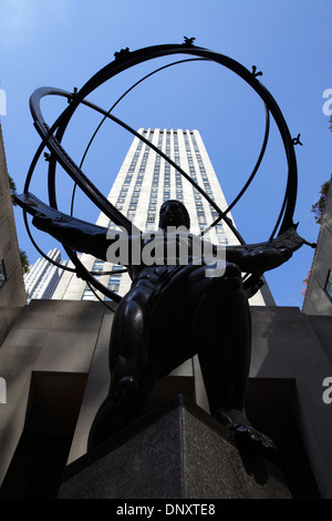 Atlas statua che si trova nella parte anteriore del Rockefeller Center di New York City, Stati Uniti d'America Foto Stock