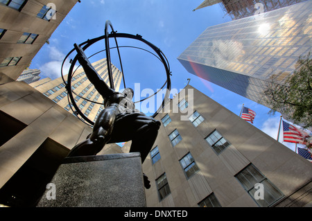 Atlas statua che si trova nella parte anteriore del Rockefeller Center di New York City, Stati Uniti d'America Foto Stock
