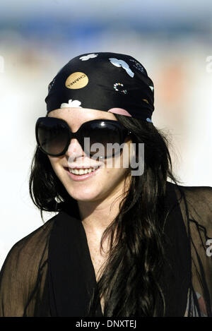 Dic 30, 2005; Miami Beach, FL, Stati Uniti d'America; attrice Lindsay Lohan è visto di relax presso la spiaggia di Miami Beach, Florida, venerdì 30 dicembre 2005. Lohan stava rimanendo al Delano Hotel a South Beach. Credito: Foto di Mike Fuentes/ZUMA premere. (©) Copyright 2005 by Mike Fuentes Foto Stock