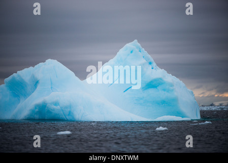 Antartide - un blu iceberg galleggia nelle acque antartiche di Curtis Bay, l'Antartide. Foto Stock