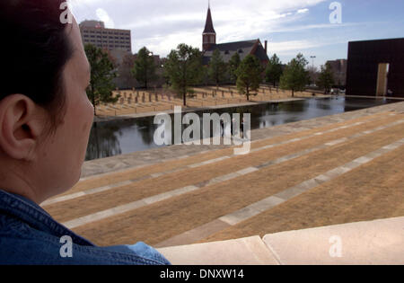 Jan 1, 2006; Oklahoma City, OK, Stati Uniti d'America; in piedi vicino alla struttura superstite TONJA HESS, 35, di Fort Worth, Tx, viste la Oklahoma City National Memorial il 1 gennaio 2006. Credito: foto di Robert Hughes/ZUMA premere. (©) Copyright 2006 da Robert Hughes Foto Stock