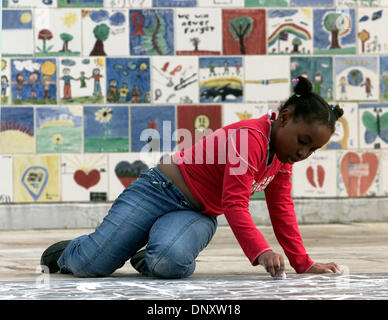 Jan 1, 2006; Oklahoma City, OK, STATI UNITI D'AMERICA; YVONNE MWAZO di Pasadena, CA, scrive un messaggio con gesso di fronte all'Oklahoma City National Memorial Museum il 1 gennaio 2006. Credito: foto di Robert Hughes/ZUMA premere. (©) Copyright 2006 da Robert Hughes Foto Stock