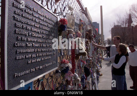 Jan 1, 2006; Oklahoma City, OK, STATI UNITI D'AMERICA; una catena di collegamento recinto a Oklahoma City National Memorial è impostato per ben wishers a lasciare cimeli e messaggi per 168 persone che hanno perso la vita quando la Alfred. P Murrah Federal edificio fu distrutto da terroristi nazionali Timothy McVeigh. Nella foto il 1 gennaio 2006. Credito: foto di Robert Hughes/ZUMA premere. (©) Copyright Foto Stock