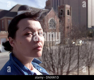 Jan 1, 2006; Oklahoma City, OK, STATI UNITI D'AMERICA; nella foto con il primo regno Chiesa Metodista di Oklahoma City e la prigione federale in background, TONJA HESS, 35, di Fort Worth, Tx, trascorso parte del giorno di nuovi anni visitando l'Oklahoma City National Memorial. Credito: foto di Robert Hughes/ZUMA premere. (©) Copyright 2006 da Robert Hughes Foto Stock