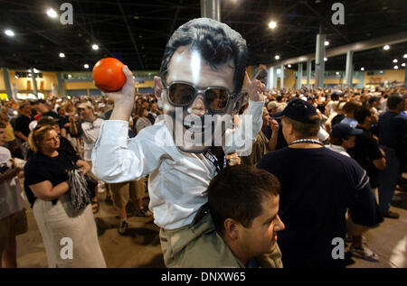 Jan 02, 2006; Miami Beach, FL, Stati Uniti d'America; Luca SINN, 6, indossa il suo head coach Joe Paterno maschera e speranze per un Penn State FedEx Orange Bowl esito come egli siede sulla cima di papà, ANDREW SINN spalle durante un pep rally per Nittany Lion alumni al Miami Beach Convention Center a Gennaio 2, 2005. Penn State vanta la più grande organizzazione alumni nel paese e migliaia di fedelissimi del partito Foto Stock