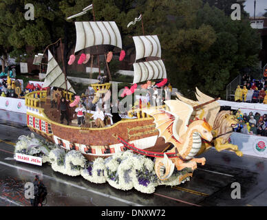 Jan 02, 2006; Pasadena, CA, Stati Uniti d'America; Extraordinaire vincitore del Trofeo galleggiante si fa strada giù per Colorado Boulevard durante la 117torneo annuale di Rose Parade di Pasadena, in California il 2 gennaio 2006. Questo anno di Rose Parade era soltanto il diciassettesimo tempo in parata della storia è stato tenuto su Janurary 2nd, e la prima volta che la pioggia è caduta su la sfilata dal 1955. Obbligatorio Cr Foto Stock