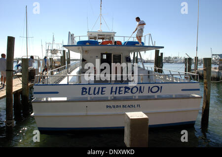 Jan 05, 2006; Riviera Beach, FL, Stati Uniti d'America; Capt. JACK DONOVAN prepara un profondo-acqua barca da pesca per i clienti a Riviera Beach, FL. L'azienda familiare può essere spinto fuori se il comune procede con la riconversione, come la città del sindaco vuole eliminare l'area di alta disoccupazione e aspetto decadente da riqualificare waterfront sotto molto dibattuta membro eminente dominio della legge. Obbligatorio C Foto Stock