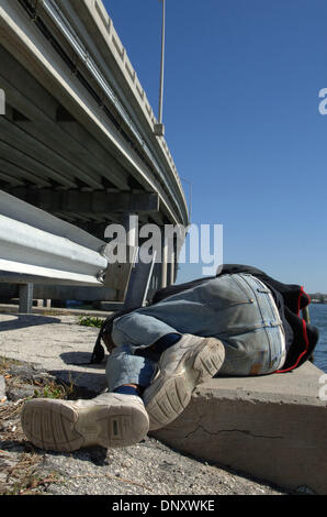 Jan 05, 2006; Riviera Beach, FL, Stati Uniti d'America; un senzatetto uomo dorme sotto airone cenerino ponte in Riviera Beach, FL. La città il sindaco vuole eliminare l'area di alta disoccupazione e aspetto decadente da riqualificare waterfront sotto molto dibattuta membro eminente dominio della legge. Credito: Foto di Robin Nelson/ZUMA premere. (©) copyright 2006 di Robin Nelson Foto Stock