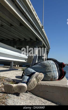 Jan 05, 2006; Riviera Beach, FL, Stati Uniti d'America; un senzatetto uomo dorme sotto airone cenerino ponte in Riviera Beach, FL. La città il sindaco vuole eliminare l'area di alta disoccupazione e aspetto decadente da riqualificare waterfront sotto molto dibattuta membro eminente dominio della legge. Credito: Foto di Robin Nelson/ZUMA premere. (©) copyright 2006 di Robin Nelson Foto Stock