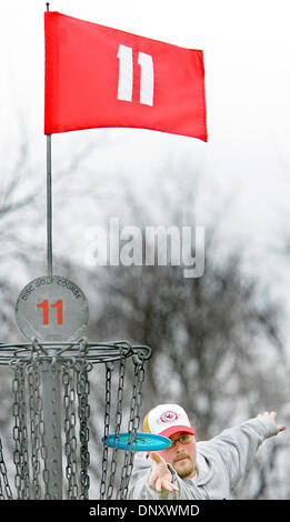 Jan 05, 2006; Kansas City, MO, STATI UNITI D'AMERICA; Fred Netherton prende la mira a perno sul foro di Xi, durante un pomeriggio di gioco di flying disc golf con un gruppo di amici, Giovedì, 5 gennaio 2006, a Waterworks Park a Kansas City, Missouri credito obbligatorio: foto di Chris Oberholtz/Minneapolis Star T/ZUMA premere. (©) Copyright 2006 by Minneapolis Star T Foto Stock