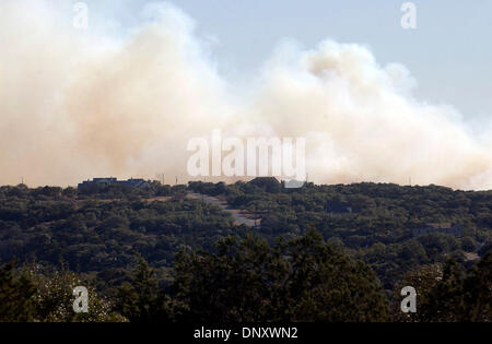 Jan 05, 2006; San Antonio, TX, Stati Uniti d'America; il fumo consuma il cielo al di sopra del nord della contea di Bexar come una spazzola fuoco consuma più di 100 acri di terra su Giovedi, 6 gennaio 2006. Credito: Foto di Tom aspo/San Antonio Express/ZUMA premere. (©) Copyright 2006 by Tom aspo/San Antonio Express Foto Stock