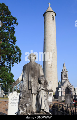 La tomba di un prete irlandese con un ragazzo convertito al cimitero di Glasnevin a Dublino, Irlanda Foto Stock