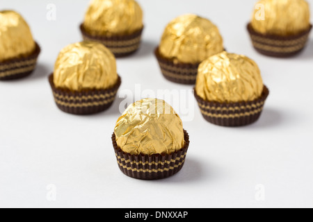 Gruppo di cioccolatini avvolti in lamina dorata Foto Stock