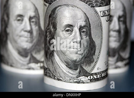 Novembre 23, 2006 - Moscow, Russia - Rotoli di US $ 100 fatture con Benjamin Franklin potere, influenza, denaro, corrompere, valuta l'inflazione, finanze, commercio, monetaria, $100 Bill, note, contanti, investimenti (credito Immagine: © PhotoXpress/ZUMA Premere) Restrizioni: * Il Nord e Sud America e diritti solo * Foto Stock