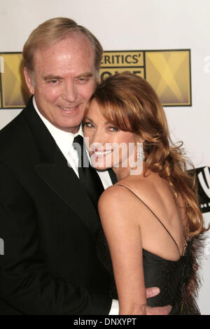 Jan 09, 2006; Los Angeles, CA, Stati Uniti d'America; attrice Jane Seymour e attore marito JAMES KEACH alla undicesima edizione critica' Choice Awards tenutosi presso la Santa Monica Civic Auditorium di credito obbligatorio: Foto di Paul Fenton/KPA/ZUMA premere. (©) Copyright 2006 by Paolo Fenton Foto Stock