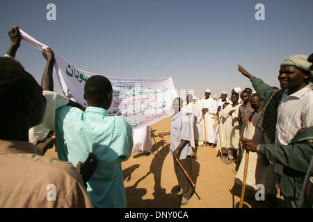 Jan 10, 2006; Nyala, nel Darfur, Sudan; Kalma IDP camp durante il festival di Eid ul Adha, islamica del giorno di vacanza di espiazione, il governo sudanese ha donato il bestiame per essere macellati all'IDP nel campo di Kalma, e pecore per la minore IDP camp a Otash. Credito: Foto di Wally nellâ/ZUMA premere. (©) Copyright 2006 by Wally nellâ Foto Stock