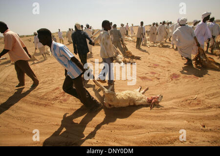 Jan 10, 2006; Nyala, nel Darfur, Sudan; Otash IDP camp durante il festival di Eid ul Adha, islamica di vacanza del giorno di espiazione, il governo sudanese ha donato il bestiame per essere macellati all'IDP nel campo di Kalma, e pecore per la minore IDP camp a Otash. Credito: Foto di Wally nellâ/ZUMA premere. (©) Copyright 2006 by Wally nellâ Foto Stock