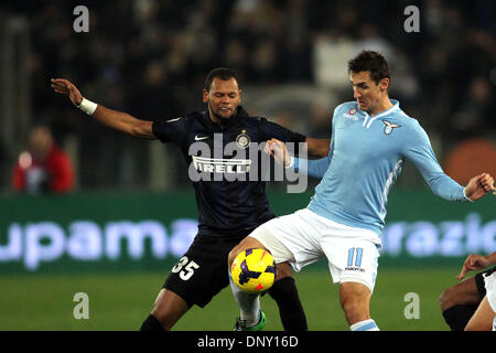 06.01.2006.01.2014. Roma, Italia. Stadio Olimpico Italiano di serie un campionato. SS Lazio contro l'Inter. Rolando (int) e Klose (laz) in azione Foto Stock