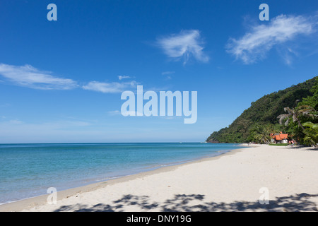 Spiaggia di sabbia bianca su Koh Chang island in Thailandia Foto Stock