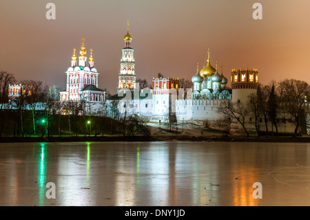 Novodevichy monastero di notte invernale Foto Stock