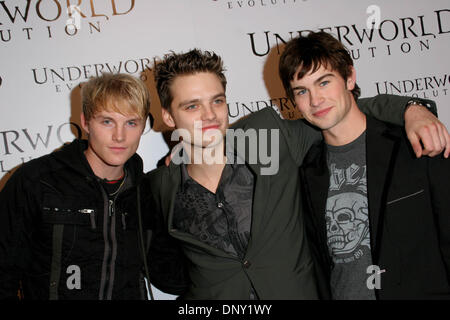 Jan 11, 2006; Los Angeles, CA, Stati Uniti d'America; Toby Hemingway, Sebastian Stan, Chase Crawford al "Underworld Evolution' premiere al Glossari Affini Dome di Hollywood. Credito: Foto di Scott Weiner/ZUMA premere. (©) Copyright 2006 da Scott Weiner Foto Stock