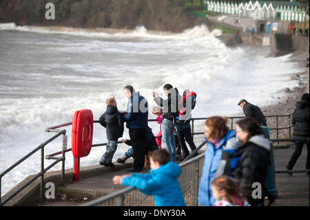 Swansea, Regno Unito. Il 6 gennaio, 2014. La gente fuori a guardare il mare in tempesta a Langland Bay vicino a Swansea oggi in cattive condizioni atmosferiche. La parte occidentale del paese è stata colpita dal maltempo. Credito: Phil Rees/Alamy Live News Foto Stock