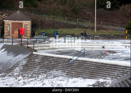 Swansea, Regno Unito. Il 6 gennaio, 2014. Persone che guardano il mare grosso a Caswell Bay vicino a Swansea oggi in cattive condizioni atmosferiche. La parte occidentale del paese è stata colpita dal maltempo. Credito: Phil Rees/Alamy Live News Foto Stock