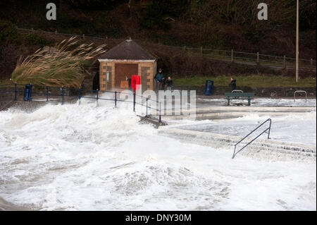 Swansea, Regno Unito. Il 6 gennaio, 2014. Persone che guardano il mare grosso a Caswell Bay vicino a Swansea oggi in cattive condizioni atmosferiche. La parte occidentale del paese è stata colpita dal maltempo. Credito: Phil Rees/Alamy Live News Foto Stock