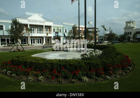 Jan 13, 2006; Porta St. Lucie, FL, Stati Uniti d'America; la tradizione Square nella tradizione di sviluppo in St. Lucie West ha un finemente curato prato circondato da negozi colorati. Credito: Foto di David Spencer/Palm Beach post/ZUMA premere. (©) Copyright 2006 da Palm Beach post Foto Stock