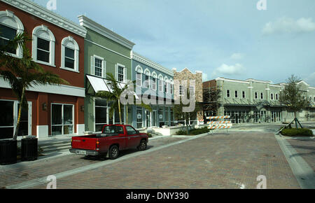 Jan 13, 2006; Porta St. Lucie, FL, Stati Uniti d'America; di seguito sono mostrate le facciate colorate delle imprese nella tradizione Square quartiere degli affari all'interno della tradizione di sviluppo in St. Lucie West. Credito: Foto di David Spencer/Palm Beach post/ZUMA premere. (©) Copyright 2006 da Palm Beach post Foto Stock