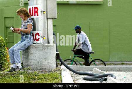 Jan 13, 2006; Riviera Beach, FL, Stati Uniti d'America; Maggie Williams, 52, alla sua posizione preferita, l'aspirapolvere stoop presso il locale stazione di gas lungo Broadway venerdì mattina in Riviera Beach. Credito: Foto di Bill Ingram/Palm Beach post/ZUMA premere. (©) Copyright 2006 da Palm Beach post Foto Stock