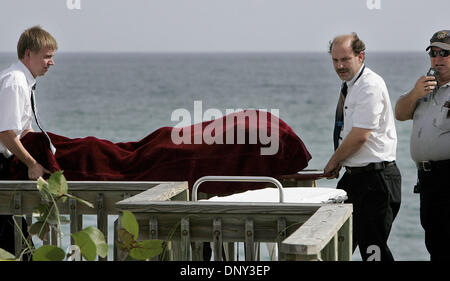 Jan 13, 2006; Palm Beach, FL, Stati Uniti d'America; un corpo di un 22-anno-vecchio uomo è stato scoperto questa mattina in Palm Beach a 1930 South Ocean Boulevard. Palm Beach di polizia e di un esaminatore medico dell'ufficio i dipendenti a lavorare per rimuovere il corpo in ritardo questa mattina. Fallo giocare non è sospettato della morte. Il manager di ex Media mogul Conrad Black's Oceanfront mansion ha trovato il corpo ai piedi dell'esta Foto Stock