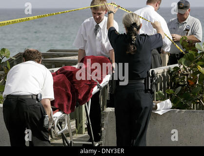 Jan 13, 2006; Palm Beach, FL, Stati Uniti d'America; un corpo di un 22-anno-vecchio uomo è stato scoperto questa mattina in Palm Beach a 1930 South Ocean Boulevard. Palm Beach di polizia e di un esaminatore medico dell'ufficio i dipendenti a lavorare per rimuovere il corpo in ritardo questa mattina. Fallo giocare non è sospettato della morte. Il manager di ex Media mogul Conrad Black's Oceanfront mansion ha trovato il corpo ai piedi dell'esta Foto Stock