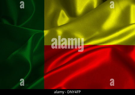 Benin bandiera su raso texture. Foto Stock