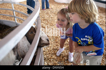 Jan 13, 2006; West Palm Beach, FL, Stati Uniti d'America; Riley Fazio, 2, di Giove, sinistra e cugino Giacobbe Webb, 3, di Palm Beach Gardens e alimentare il Caproni nella libera Show Me Safari Zoo delle carezze al South Florida Fair venerdì pomeriggio. Credito: Foto di Taylor Jones/Palm Beach post/ZUMA premere. (©) Copyright 2006 da Palm Beach post Foto Stock