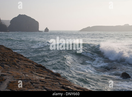 Il mare oltre la parete del porto a Mullion Cove, penisola di Lizard, Cornwall Foto Stock