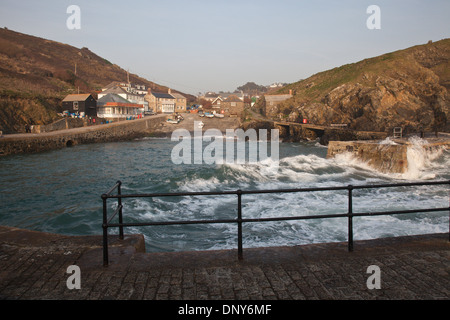 Mullion Cove Harbour e Pier, penisola di Lizard, Cornwall, Regno Unito Foto Stock