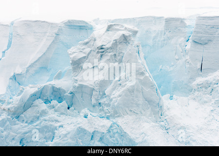 Antartide - un ghiacciaio di uno spesso strato di ghiaccio e neve scende gradualmente nel mare come esso fluisce giù per il fianco della montagna presso il canale di Lemaire in Antartide. Il Lemaire Channel è talvolta indicata come "Kodak Gap' in un cenno al suo famoso vedute panoramiche. Foto Stock