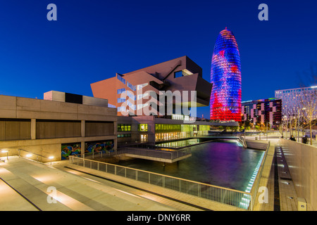 Design Museum o Museu del Disseny con Torre Agbar dietro di notte, Barcellona, in Catalogna, Spagna Foto Stock