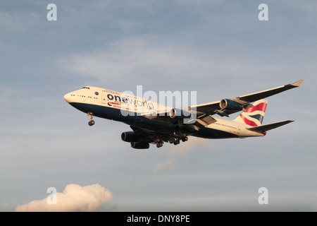 Un British Airways Boeing 747-436 (G-CIVP) proveniente per atterrare all'aeroporto di Heathrow di Londra, Regno Unito. Foto Stock