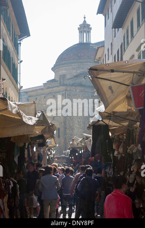 I mercati di strada occupato di mercato con la gente si spegne la chiesa di San Lorenzo in background Firenze Firenze Toscana Italia Foto Stock