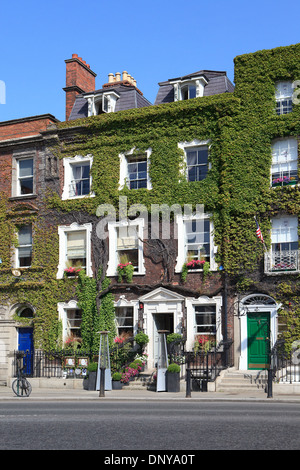 Tradizionali case in stile georgiano a Saint Stephen's Green a Dublino, Irlanda Foto Stock