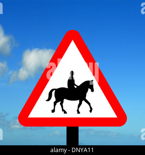 Accompagnate i cavalli o pony probabilmente in o attraversare la strada Foto Stock