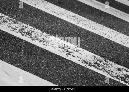 Attraversamento pedonale la segnaletica stradale su asfalto scuro Foto Stock