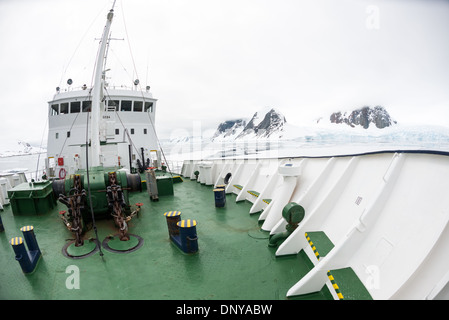 Nave da crociera antartica Polar Pioneer Petermann Island Antartide // PETERMANN ISLAND, Antartide - sulla prua del Polar Pioneer, una nave da crociera antartica gestita da Aurora Expeditions. Foto Stock