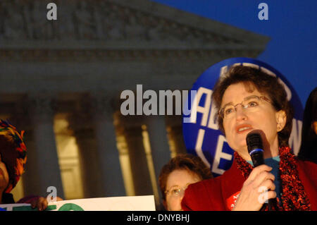 Jan 22, 2006; Washington, DC, Stati Uniti d'America; KIM GANDY, presidente di adesso, 'Organizzazione Nazionale per le donne,' parla durante una fiaccolata davanti alla Corte suprema di Washington DC a contrassegnare la xxxiii anniversario del Roe v. Decisione Wade che legalizzare l aborto. Credito: Foto di Gordon M. concedere/ZUMA premere. (©) Copyright 2006 da Gordon M. Grant Foto Stock