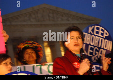 Jan 22, 2006; Washington, DC, Stati Uniti d'America; KIM GANDY, presidente di adesso, 'Organizzazione Nazionale per le donne,' parla durante una fiaccolata davanti alla Corte suprema di Washington DC a contrassegnare la xxxiii anniversario del Roe v. Decisione Wade che legalizzare l aborto. Credito: Foto di Gordon M. concedere/ZUMA premere. (©) Copyright 2006 da Gordon M. Grant Foto Stock