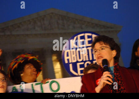 Jan 22, 2006; Washington, DC, Stati Uniti d'America; KIM GANDY, presidente di adesso, 'Organizzazione Nazionale per le donne,' parla durante una fiaccolata davanti alla Corte suprema di Washington DC a contrassegnare la xxxiii anniversario del Roe v. Decisione Wade che legalizzare l aborto. Credito: Foto di Gordon M. concedere/ZUMA premere. (©) Copyright 2006 da Gordon M. Grant Foto Stock