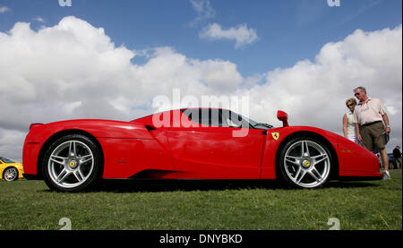 Jan 22, 2006; Wellington, FL, Stati Uniti d'America; un 2003 Ferrari Enzo Coupe, di proprietà di collector Michael Fux di Miami, al Palm Beach International Concours d'Eleganza presso il Palm Beach Club di Polo in Wellington Domenica. La Ferrari ha in programma di produrre solo 29 del 800hp modelli FXX. Credito: Foto di Gary Coronado/Palm Beach post /ZUMA premere. (©) Copyright 2006 da Palm Beach post Foto Stock