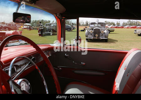 Jan 22, 2006; Wellington, FL, Stati Uniti d'America; guardando attraverso un 1957 Chevy Belair convertibili in Palm Beach International Concours d'Eleganza presso il Palm Beach Club di Polo in Wellington Domenica. La Ferrari ha in programma di produrre solo 29 del 800hp modelli FXX. Credito: Foto di Gary Coronado/Palm Beach post /ZUMA premere. (©) Copyright 2006 da Palm Beach post Foto Stock